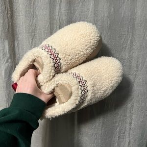 **SOLD** UGG braided tasman slippers